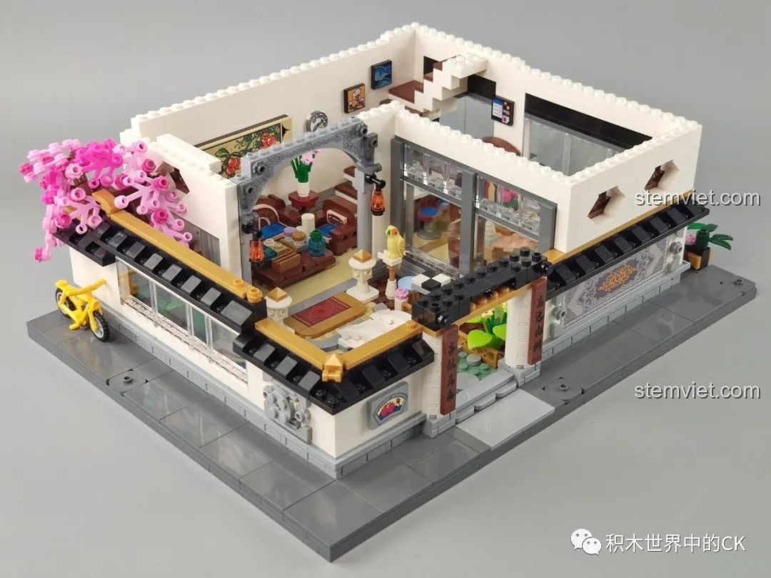 Các bức tường tầng trệt của bộ đồ chơi lắp ghép Phố Cổ Phong Cách Trung Hoa Mới: Tê Vân Tiểu Trúc K18002 đang được dựng lên, định hình kiến trúc.