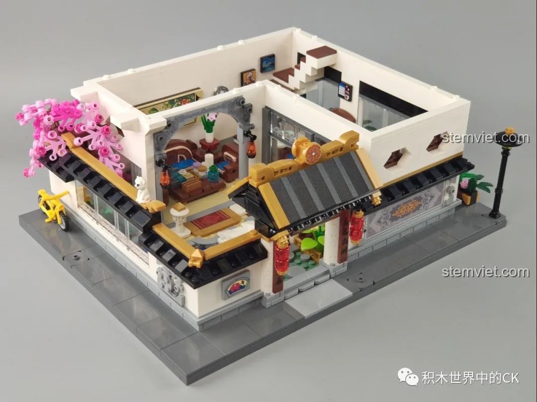 Hoàn thiện phần tường tầng trệt của mô hình Keeppley K18002 Tê Vân Tiểu Trúc, với các chi tiết trang trí ngoại thất bắt đầu được thêm vào.