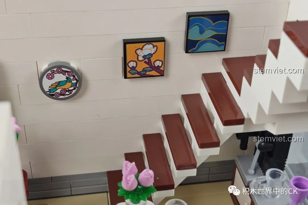 Cận cảnh tủ sách và các vật dụng trang trí trong mô hình Keeppley K18002 Tê Vân Tiểu Trúc, tạo không gian học tập.