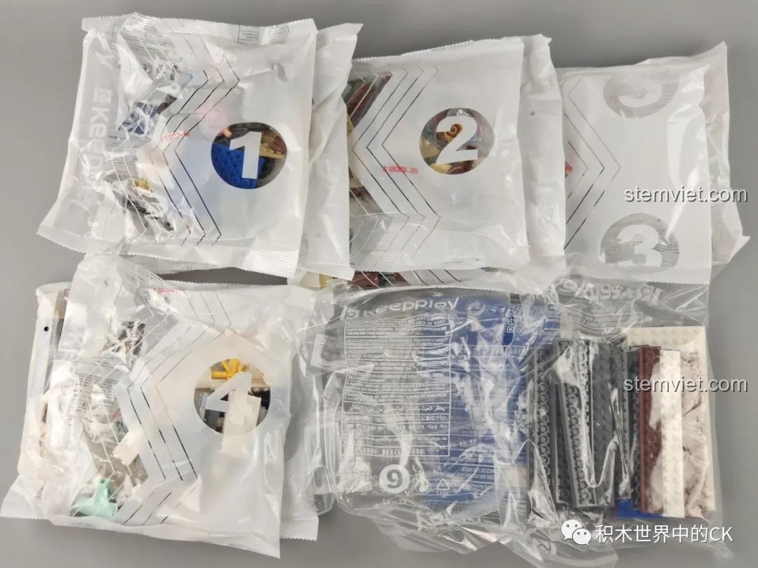 Các túi mảnh ghép của bộ lắp ghép Keeppley K18002 Tê Vân Tiểu Trúc được đánh số rõ ràng, sắp xếp gọn gàng, tiện lợi cho việc lắp ráp.