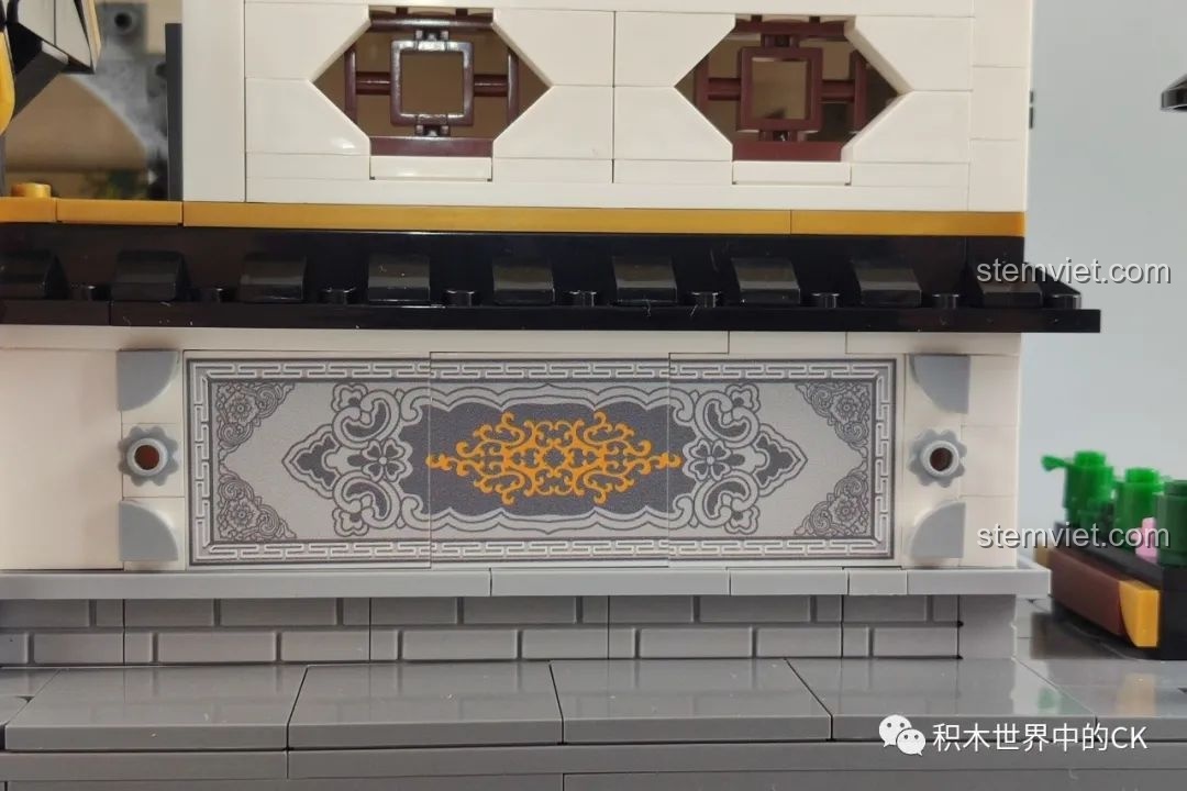 Chi tiết vỉa hè và các chậu cây xanh nhỏ xinh trước cửa mô hình Keeppley K18002 Tê Vân Tiểu Trúc, tạo không gian sống động.