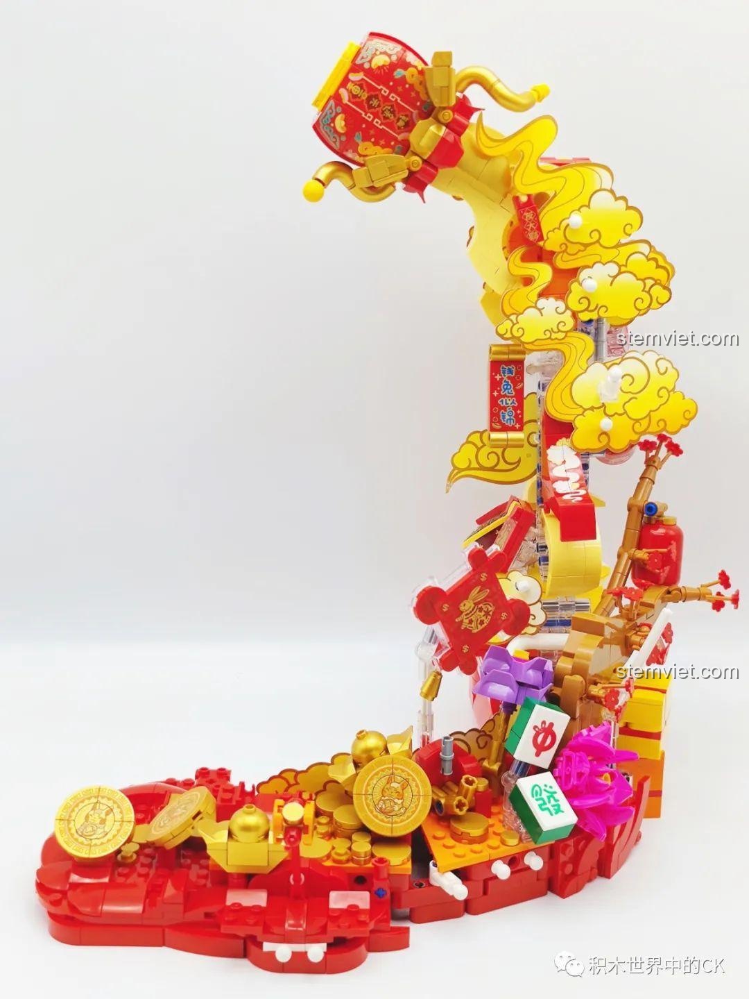 Các chi tiết nhỏ như hoa mai, pháo, quân mạt chược được thêm vào bộ Keeppley K19905.