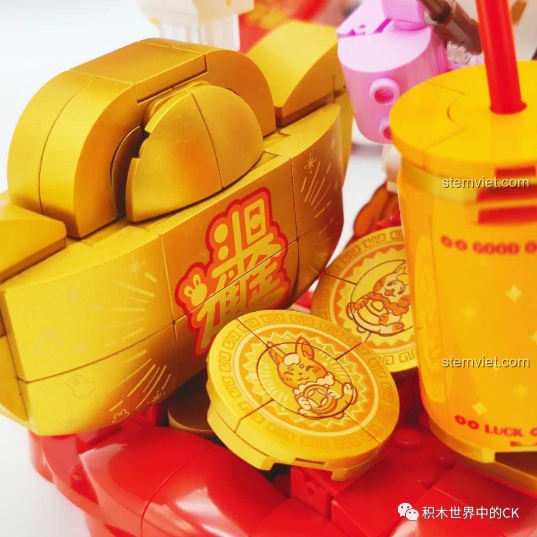 Cận cảnh đĩnh vàng và tiền xu trong mô hình Keeppley K19905 Bộ Lắp Ráp May Mắn Đến Xuân Quý Mão.