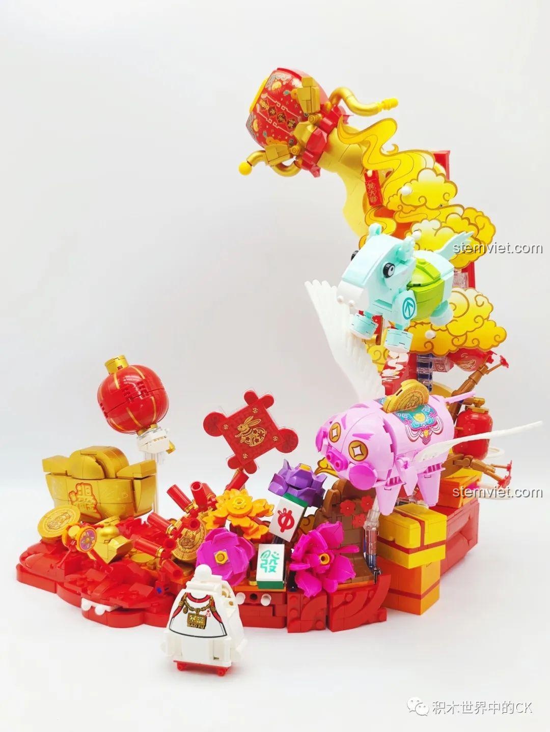 Góc nhìn tổng thể của mô hình Keeppley K19905 Bộ Lắp Ráp May Mắn Đến Xuân Quý Mão đã hoàn thiện.