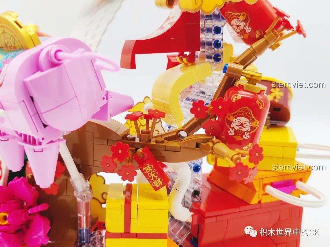 Cận cảnh cành hoa mai đỏ rực trong mô hình Keeppley K19905 Bộ Lắp Ráp May Mắn Đến Xuân Quý Mão.