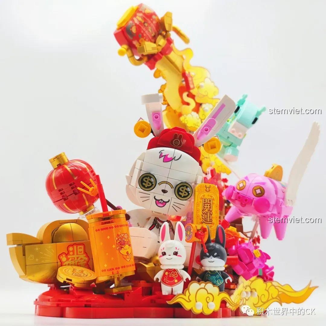 Mô hình Keeppley K19905 Bộ Lắp Ráp May Mắn Đến Xuân Quý Mão hoàn chỉnh từ góc nhìn khác.