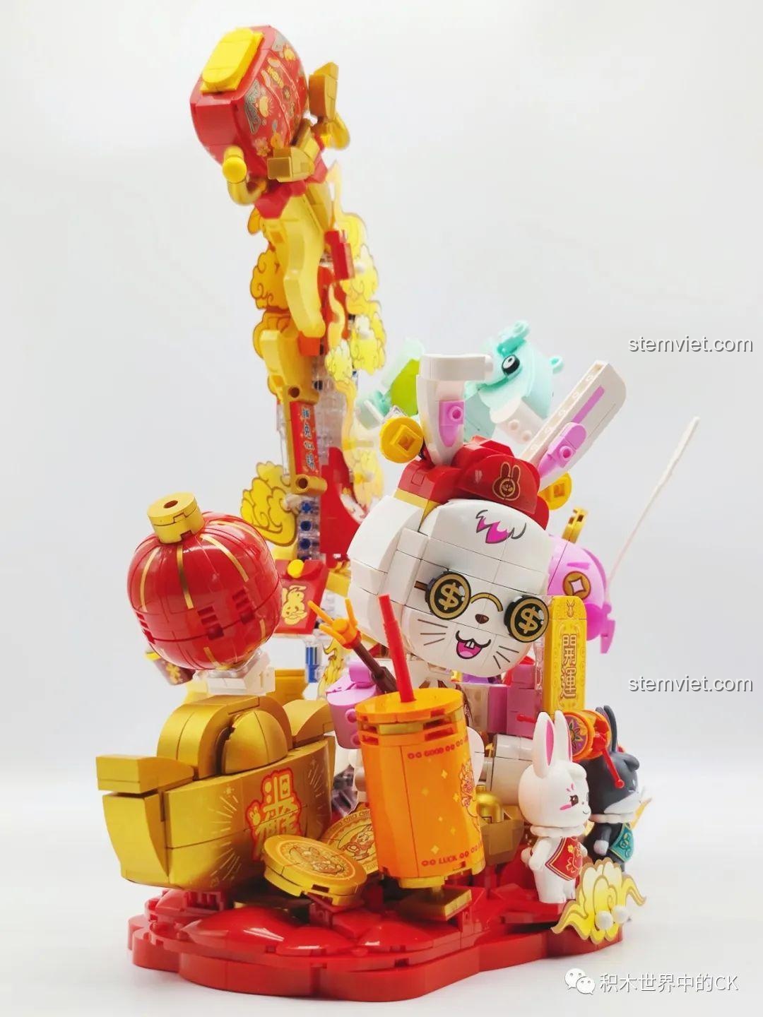 Góc nhìn khác của mô hình Keeppley K19905 Bộ Lắp Ráp May Mắn Đến Xuân Quý Mão với minifigures.