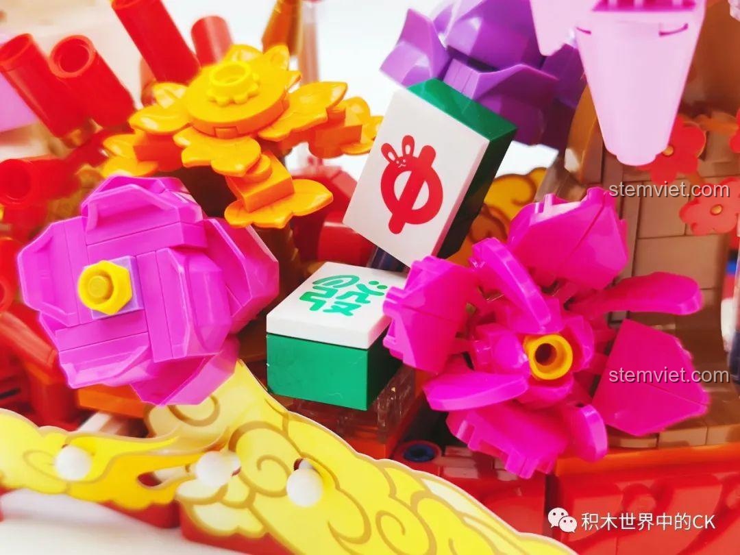 Cận cảnh quân mạt chược 'Phát' và các bông hoa rực rỡ trong mô hình Keeppley K19905.