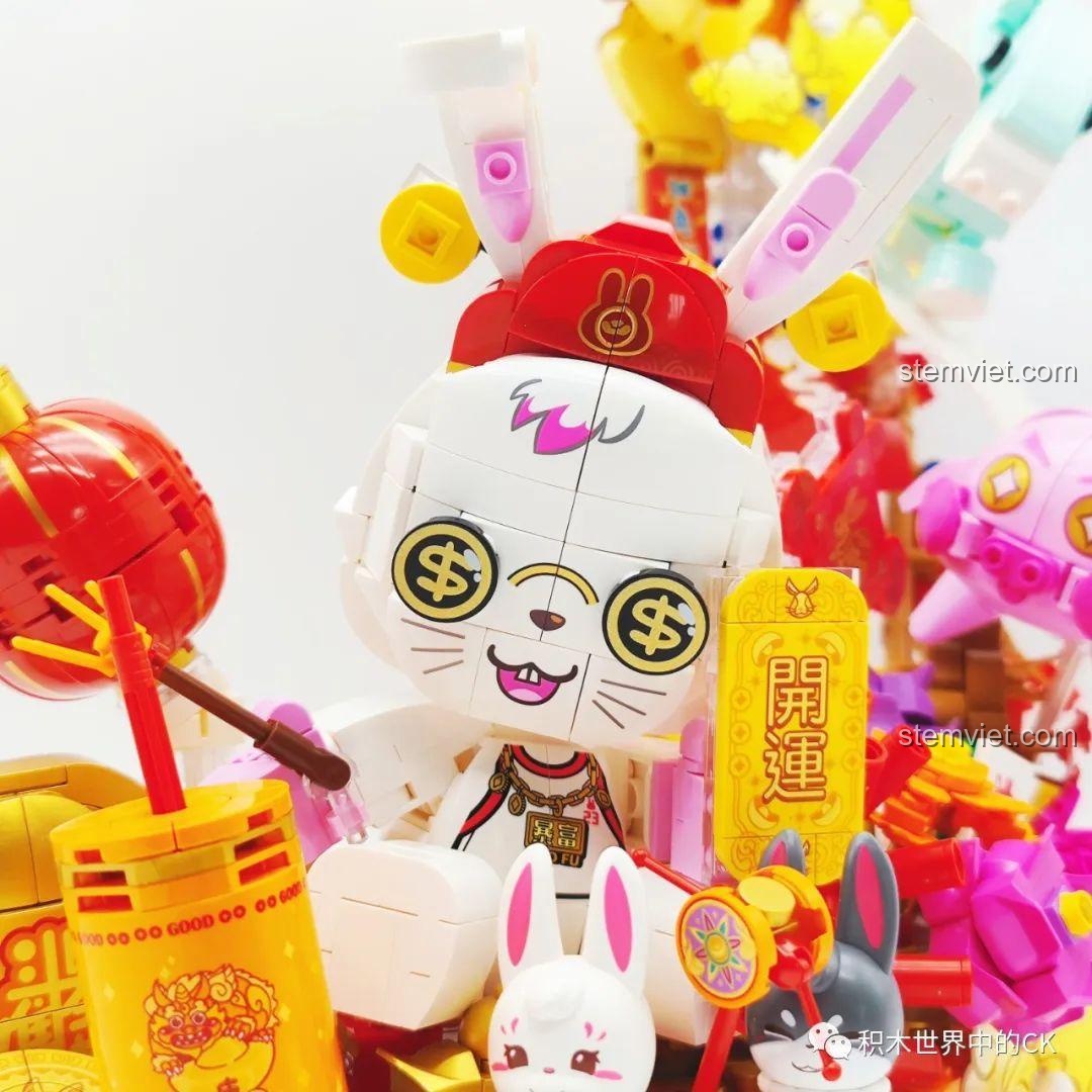 Cận cảnh chú thỏ tài lộc khổng lồ trong mô hình Keeppley K19905 Bộ Lắp Ráp May Mắn Đến Xuân Quý Mão.