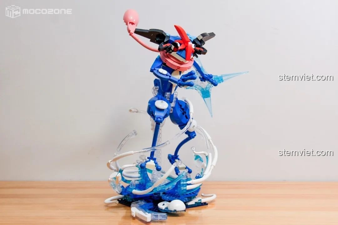 Mô hình Keeppley K20215 Greninja của Ash hoàn thiện với đế hiệu ứng nước, một bộ lắp ráp Pokémon xịn cho bé trai 8 tuổi.