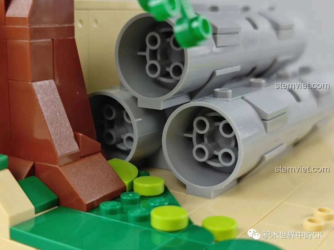 Cận cảnh chi tiết cây xanh trong bộ lắp ghép Keeppley K20409 Sân Chơi Ống Cống Doraemon, với các tán lá được tạo hình sinh động.