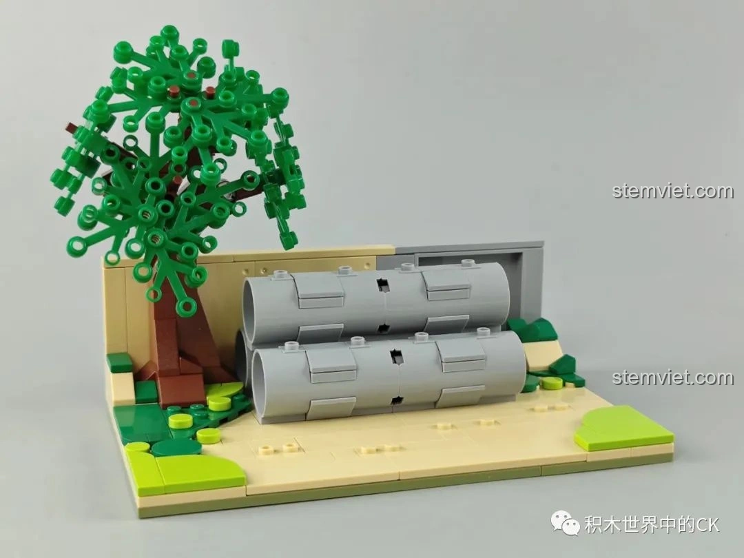 Mô hình bộ lắp ghép Keeppley K20409 Sân Chơi Ống Cống Doraemon đang trong quá trình lắp ráp, với cây và ống cống đã được dựng.