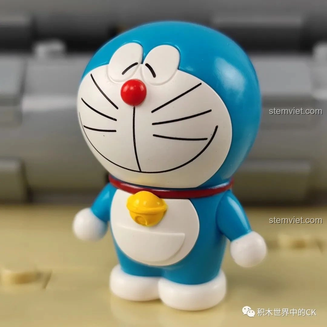 Cận cảnh minifigure Doraemon từ bộ lắp ghép Keeppley K20409 Sân Chơi Ống Cống Doraemon, với chi tiết chuông và nụ cười đặc trưng.