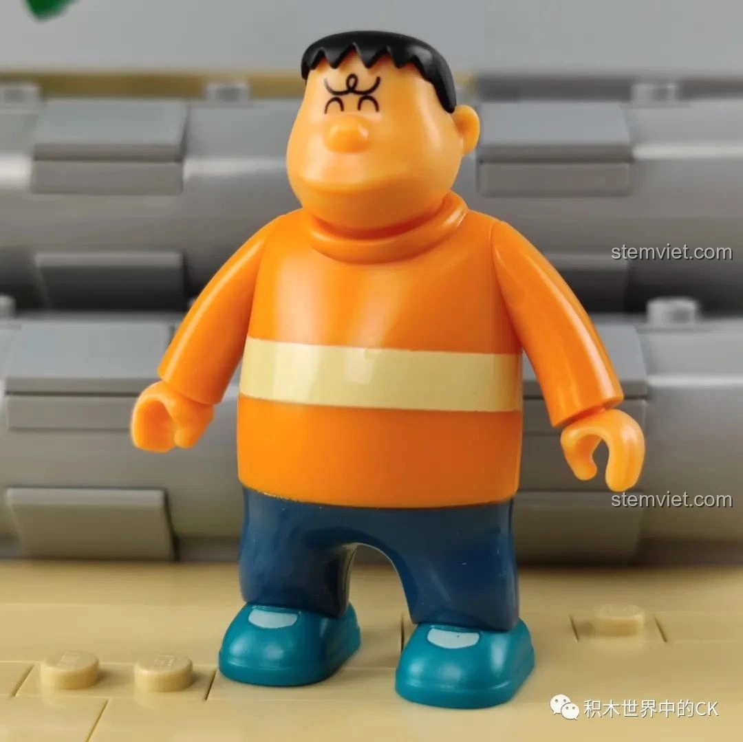 Cận cảnh minifigure Gian từ bộ lắp ghép Keeppley K20409 Sân Chơi Ống Cống Doraemon, với biểu cảm giận dữ đặc trưng.