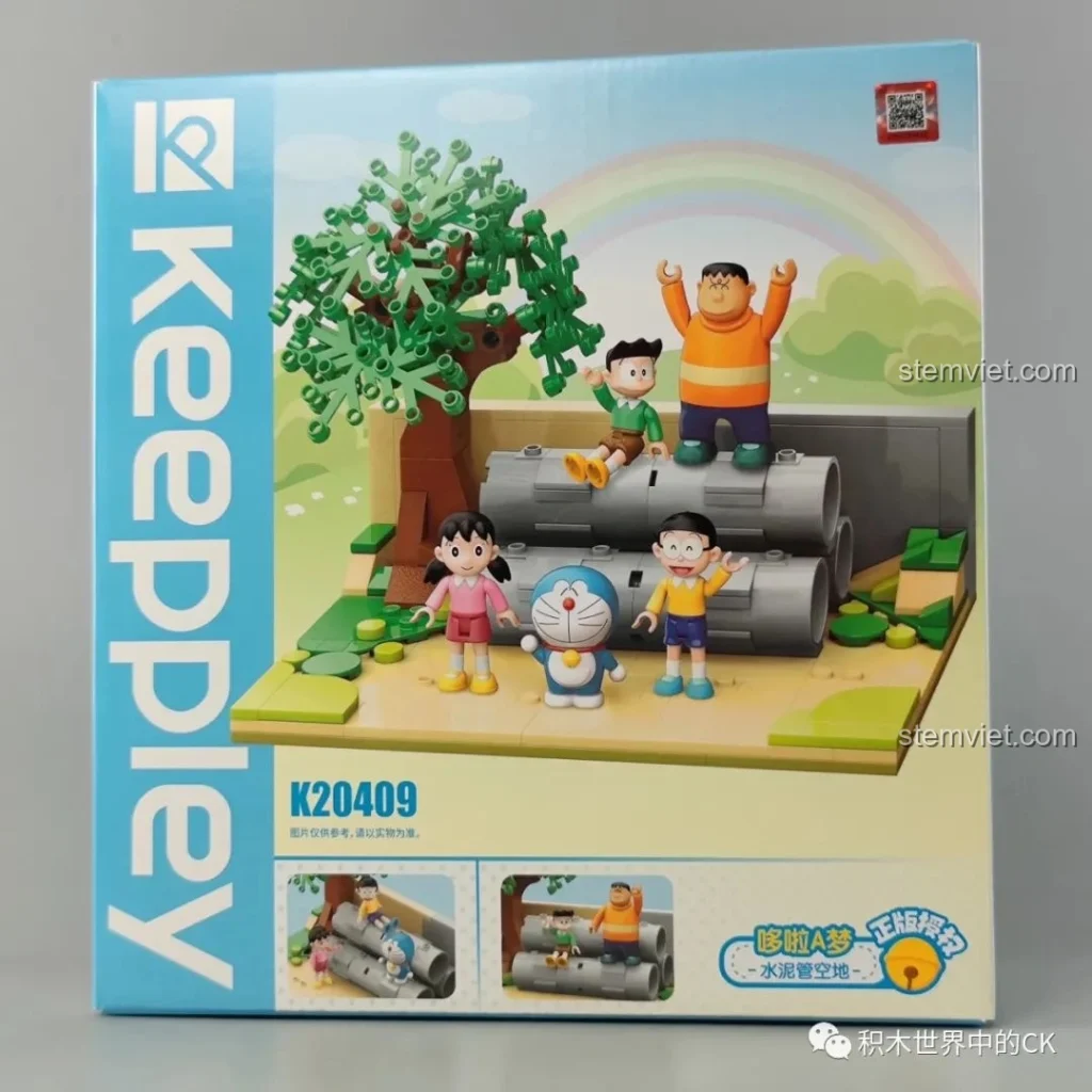 Hộp trước bộ lắp ghép Keeppley K20409 Sân Chơi Ống Cống Doraemon, hiển thị mô hình hoàn chỉnh và các nhân vật quen thuộc.