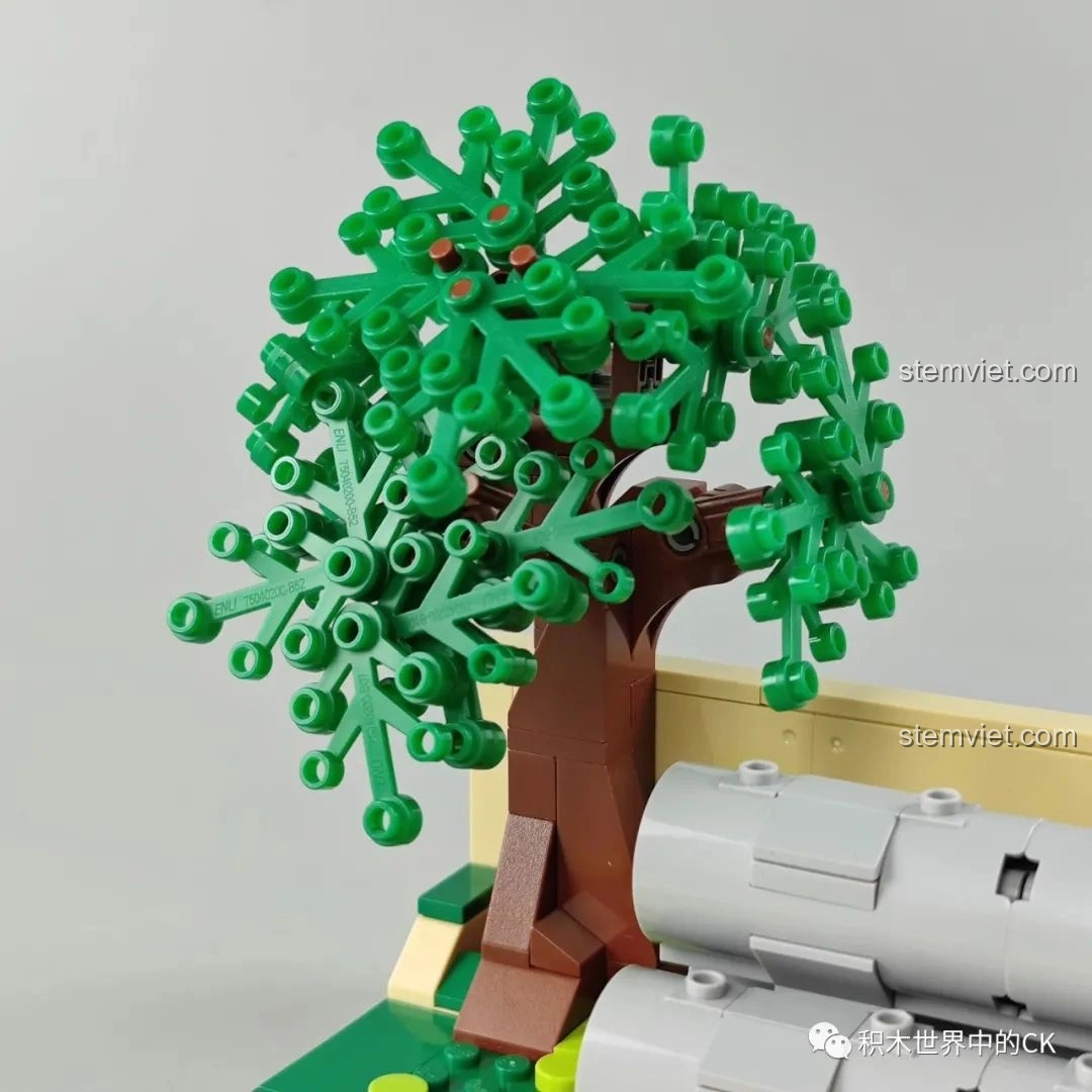 Nhóm minifigures Doraemon, Nobita, Shizuka, Suneo, Gian đứng cùng nhau trên mô hình bộ lắp ghép Keeppley K20409 Sân Chơi Ống Cống Doraemon.