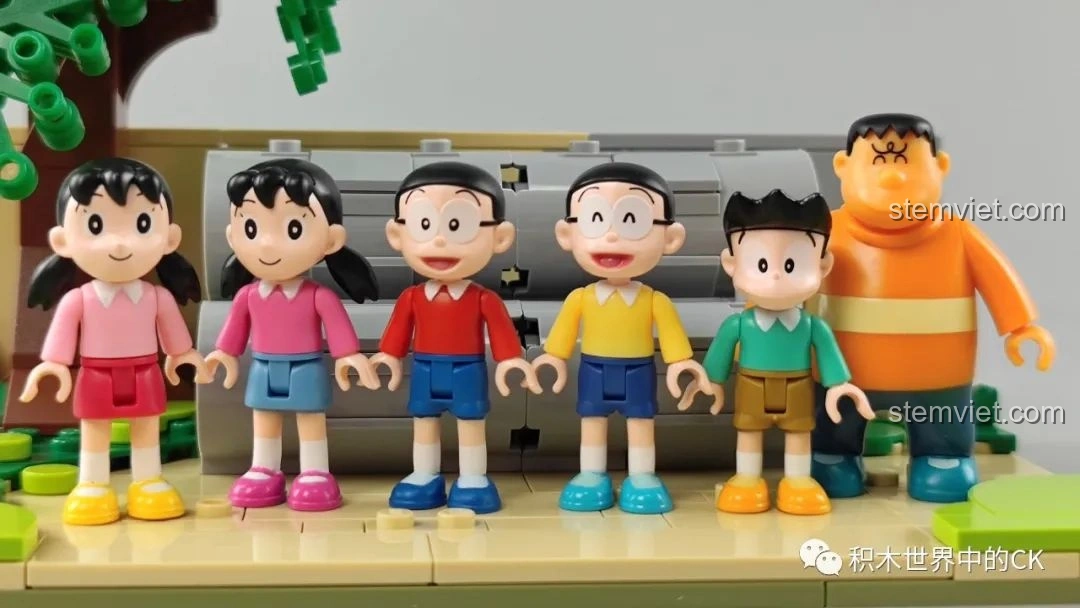 Nhóm minifigures Doraemon, Nobita, Shizuka, Suneo, Gian cùng Dorami đứng trên mô hình bộ lắp ghép Keeppley K20409 Sân Chơi Ống Cống Doraemon.