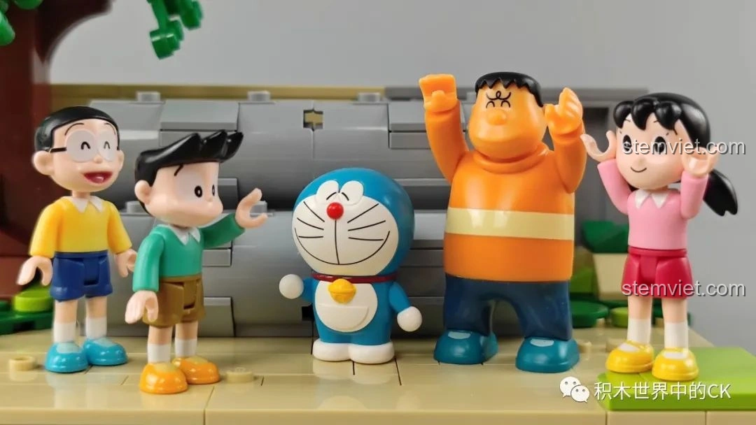 Năm minifigures Doraemon, Nobita, Shizuka, Suneo, Gian đứng cùng nhau trong bộ lắp ghép Keeppley K20409 Sân Chơi Ống Cống Doraemon.