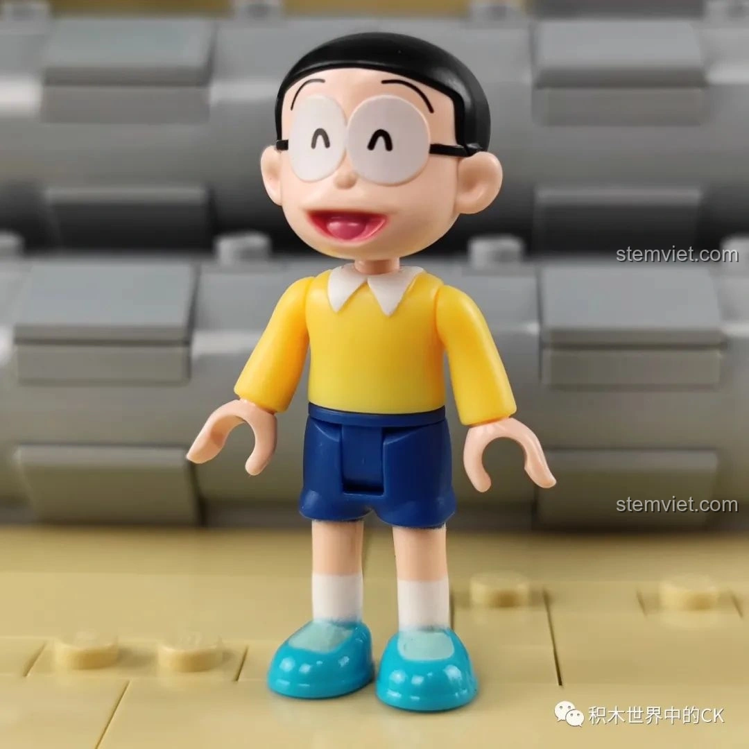Cận cảnh minifigure Nobita từ bộ lắp ghép Keeppley K20409 Sân Chơi Ống Cống Doraemon, với kính và biểu cảm ngây thơ.