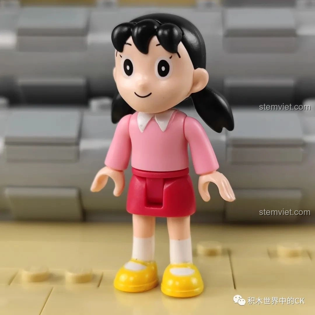 Cận cảnh minifigure Shizuka từ bộ lắp ghép Keeppley K20409 Sân Chơi Ống Cống Doraemon, với mái tóc và trang phục quen thuộc.