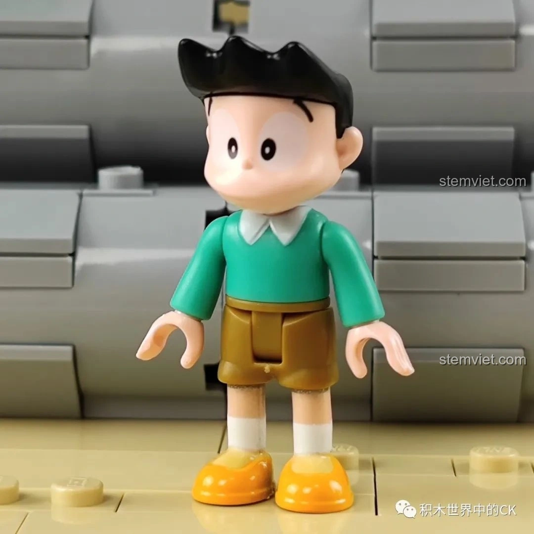 Cận cảnh minifigure Suneo từ bộ lắp ghép Keeppley K20409 Sân Chơi Ống Cống Doraemon, với kiểu tóc và trang phục đặc trưng.