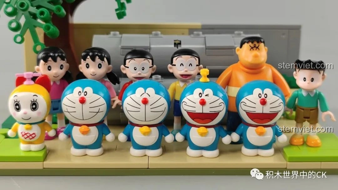 Mô hình hoàn chỉnh bộ lắp ghép Keeppley K20409 Sân Chơi Ống Cống Doraemon với 5 minifigures Doraemon, Nobita, Shizuka, Suneo, Gian đứng trên sân chơi.