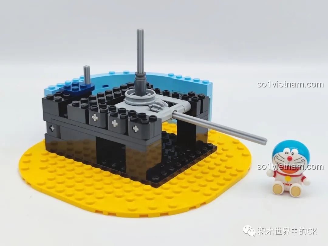 Bắt đầu quá trình lắp ráp Keeppley K20421 Doraemon với phần đế và cơ chế xoay, cùng minifigure Doraemon phi hành gia.