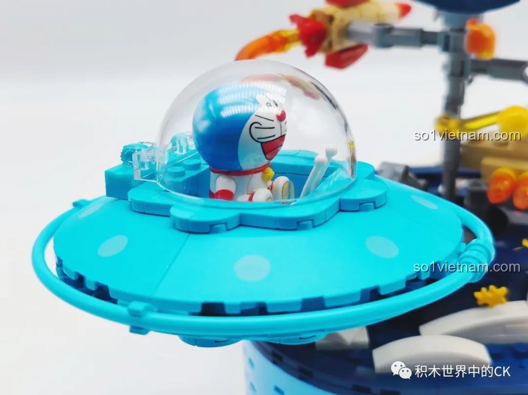 Bé gái đang vui vẻ chơi với mô hình Keeppley K20421 Doraemon: Hành Trình Thám Hiểm Vũ Trụ, thể hiện sự hấp dẫn của sản phẩm.
