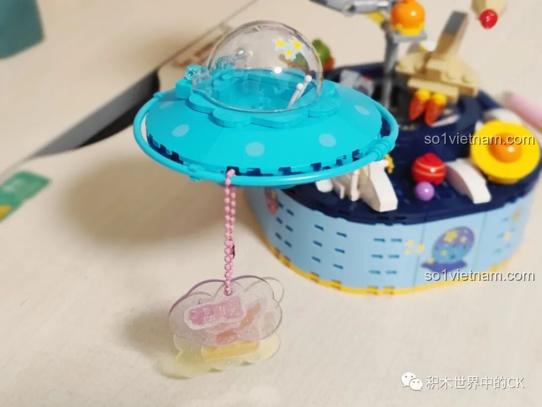 Bé gái vui vẻ tạo dáng bên mô hình Keeppley K20421 Doraemon: Hành Trình Thám Hiểm Vũ Trụ, thể hiện niềm hạnh phúc khi chơi đồ chơi.