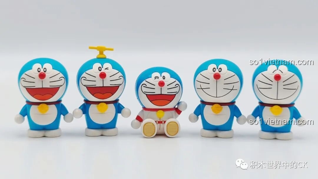 Bộ sưu tập các minifigure Doraemon khác nhau, bao gồm Doraemon phi hành gia K20421, cho thấy sự đa dạng của dòng sản phẩm.