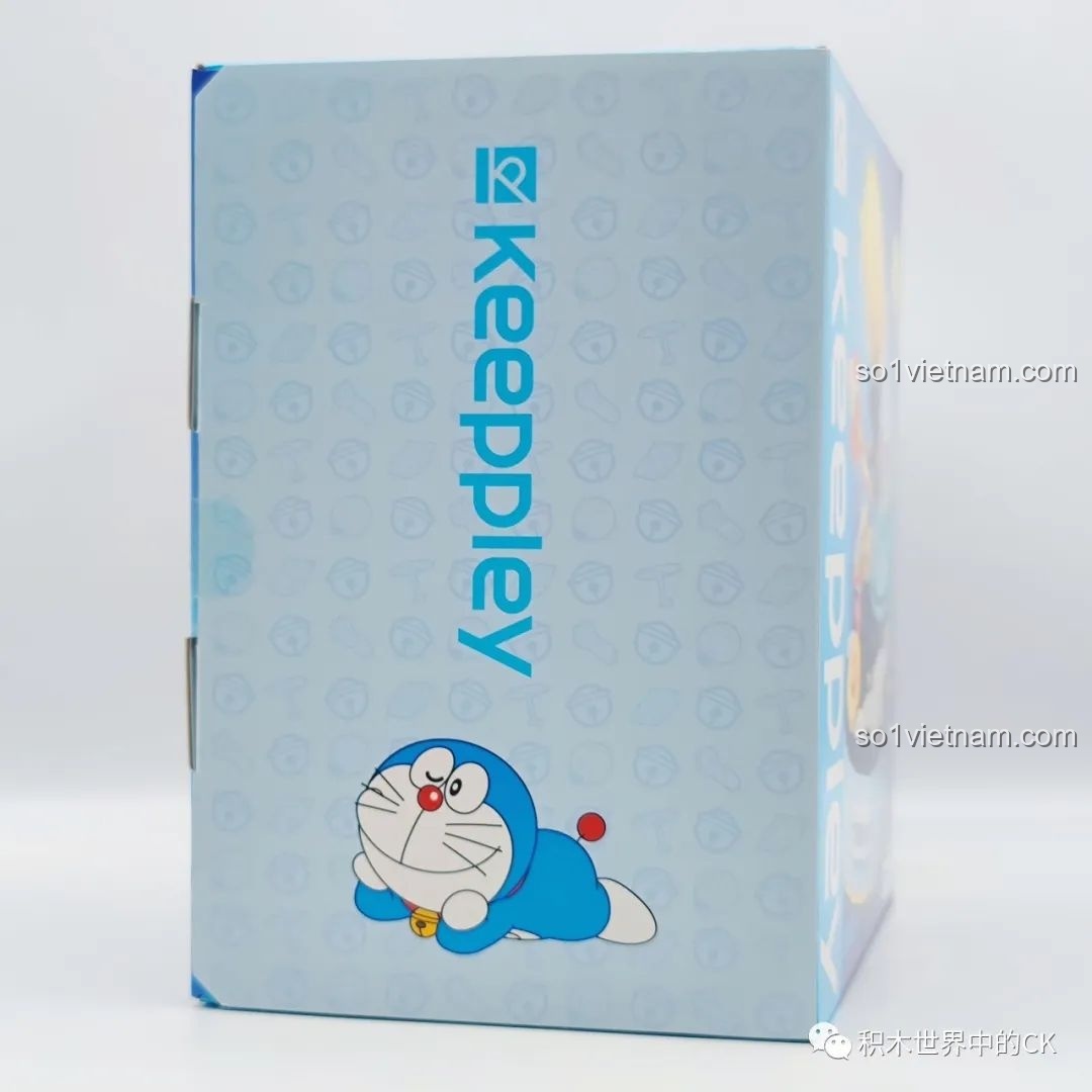Cạnh hộp Keeppley K20421 Doraemon với logo Keeppley và hình ảnh Doraemon đáng yêu, tăng tính nhận diện thương hiệu.