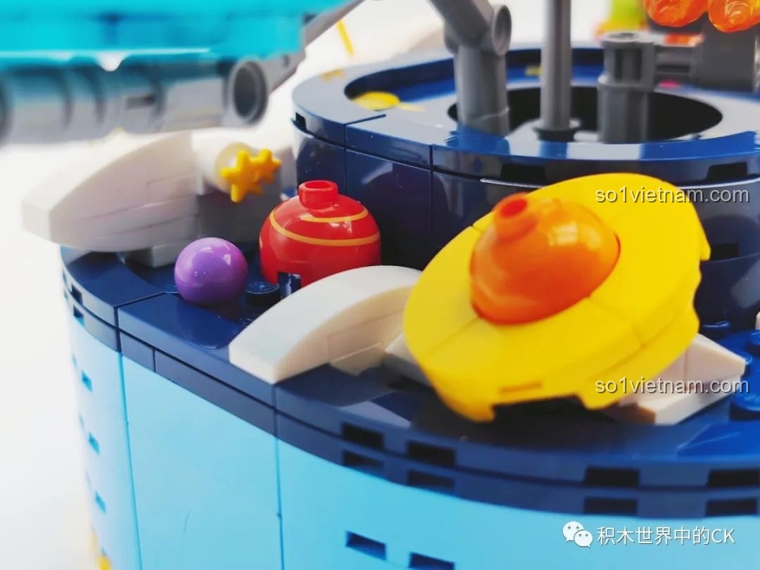 Cận cảnh các hành tinh và chi tiết vũ trụ trên mô hình Keeppley K20421 Doraemon, thể hiện sự đa dạng về hình dạng và màu sắc.