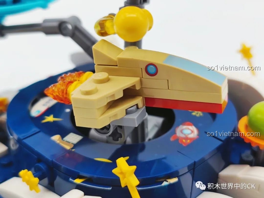 Cận cảnh phi thuyền không gian của Keeppley K20421 Doraemon, với thiết kế hiện đại và buồng lái trong suốt.