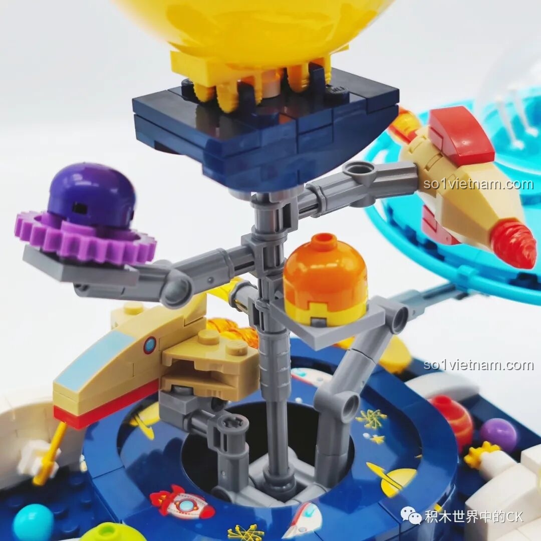 Cận cảnh tên lửa và phi thuyền trên mô hình Keeppley K20421 Doraemon, thể hiện sự tương tác giữa các phương tiện vũ trụ.