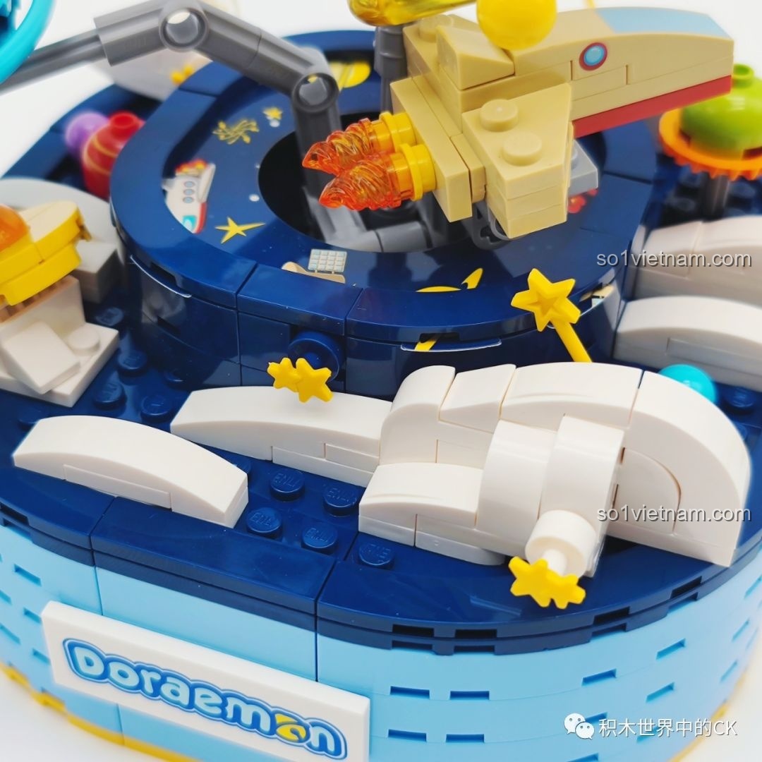 Cận cảnh tên lửa và các chi tiết nhỏ trên phần đế của Keeppley K20421 Doraemon, với hiệu ứng lửa phản lực sống động.