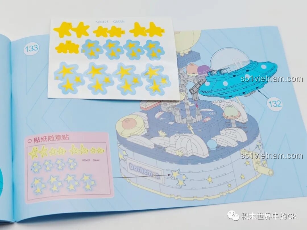 Hướng dẫn dán sticker trang trí hình ngôi sao cho mô hình Keeppley K20421 Doraemon, tăng tính thẩm mỹ và chi tiết.