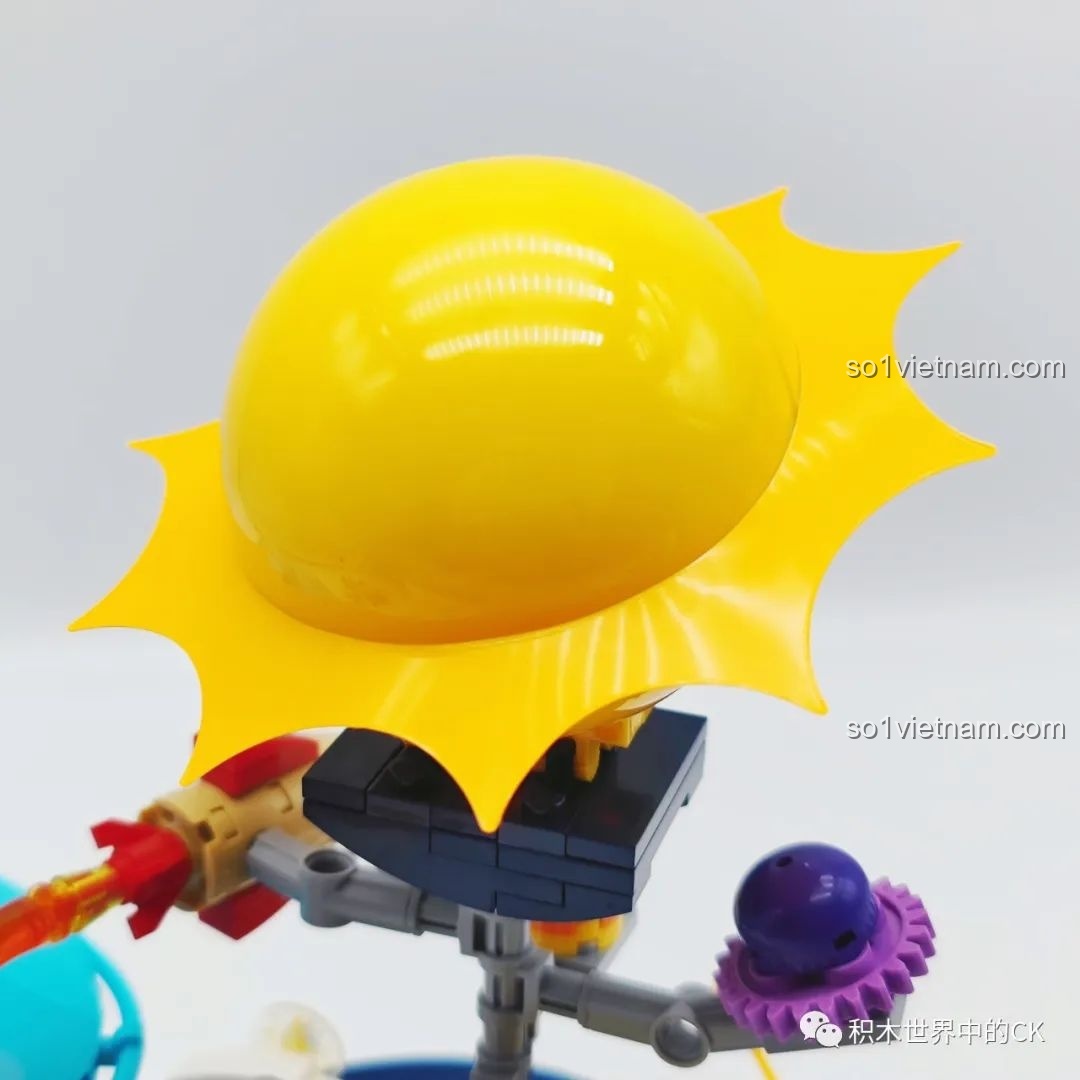 Cận cảnh đèn LED bên trong mặt trời của Keeppley K20421 Doraemon, cho thấy cơ chế phát sáng độc đáo của mô hình.