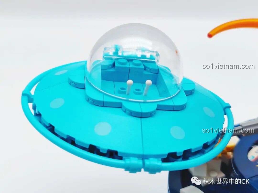 Doraemon phi hành gia ngồi trong buồng lái phi thuyền của Keeppley K20421, sẵn sàng cho chuyến thám hiểm vũ trụ.