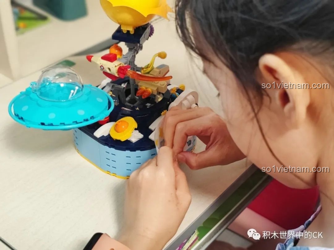 Hộp đựng sticker của bé gái, cho thấy sự yêu thích của trẻ với các loại sticker trang trí, có thể dùng cho mô hình Doraemon.