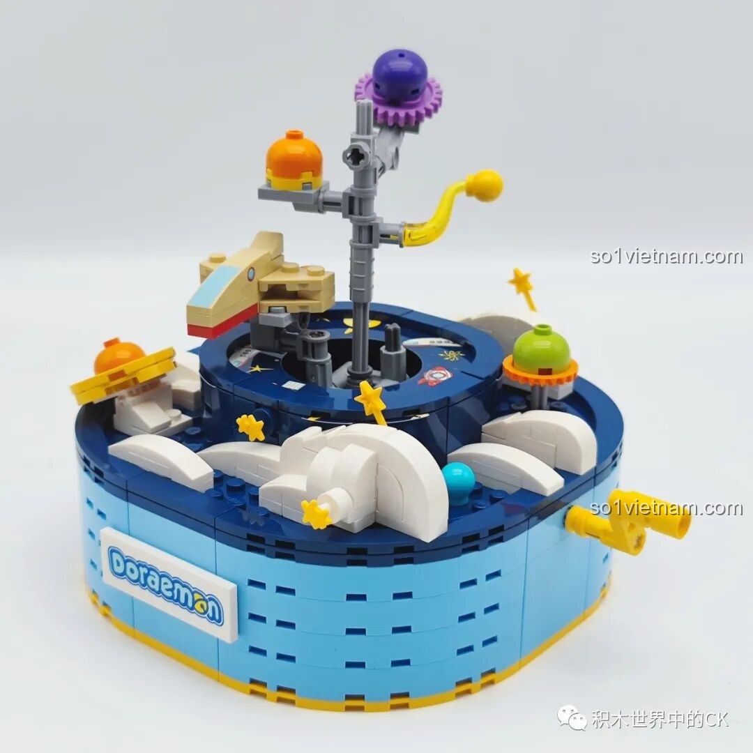 Tiếp tục lắp ráp các hành tinh và chi tiết vũ trụ nhỏ trên phần đế của Keeppley K20421 Doraemon, tạo nên không gian sống động.