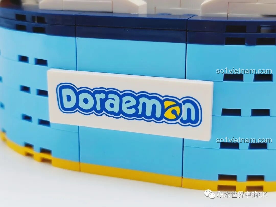 Cận cảnh logo Doraemon trên phần đế của Keeppley K20421, thể hiện sự tinh tế trong thiết kế và bản quyền sản phẩm.