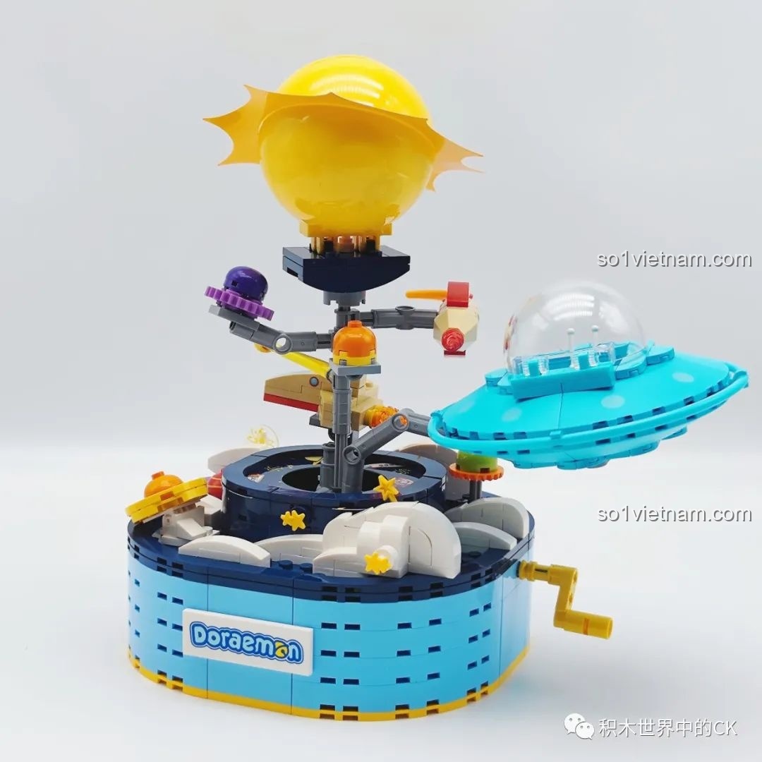 Mô hình Keeppley K20421 Doraemon: Hành Trình Thám Hiểm Vũ Trụ hoàn chỉnh với phi thuyền, tên lửa, các hành tinh và mặt trời phát sáng.