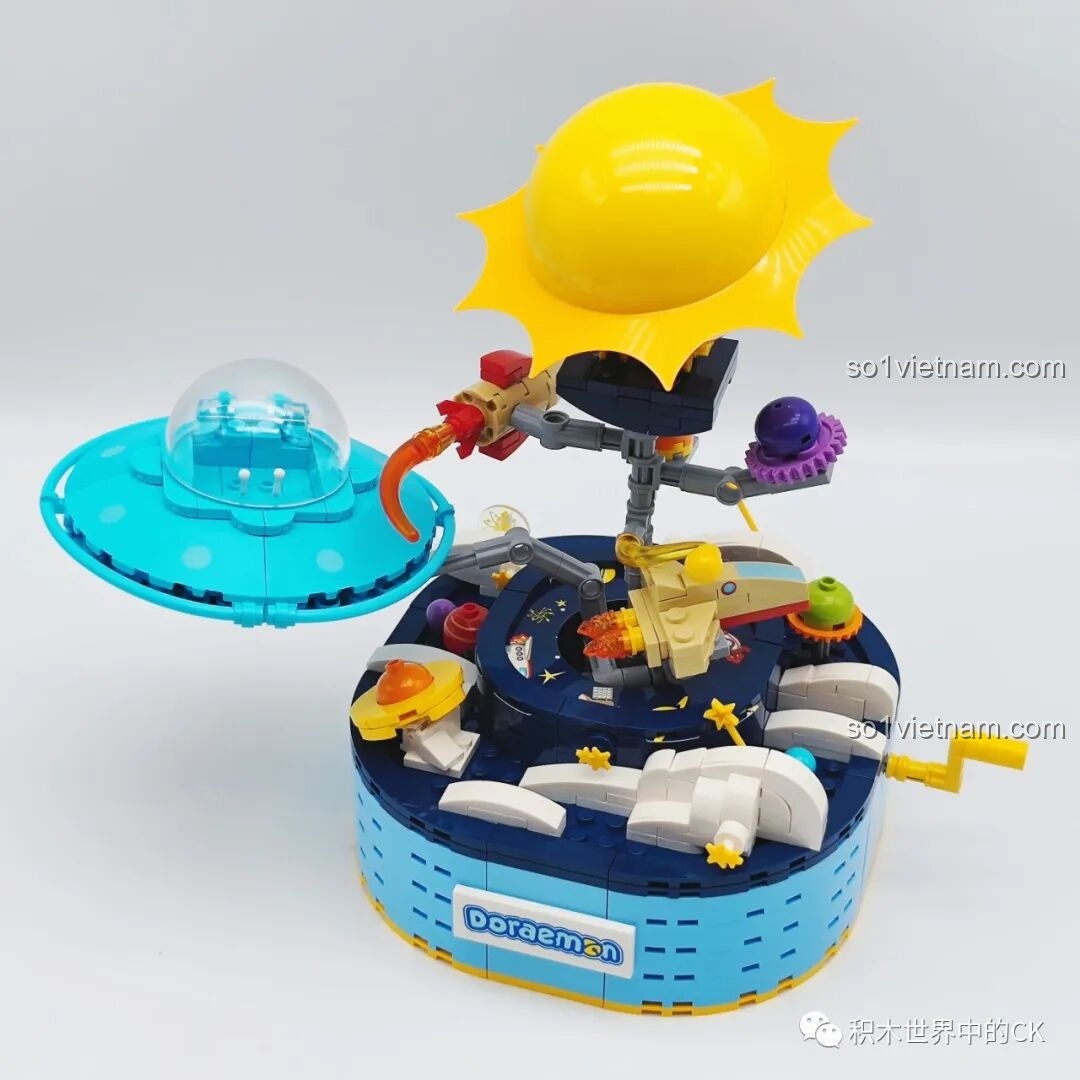 Mô hình Keeppley K20421 Doraemon từ góc độ khác, làm nổi bật phi thuyền và mặt trời, cùng cơ chế xoay độc đáo.