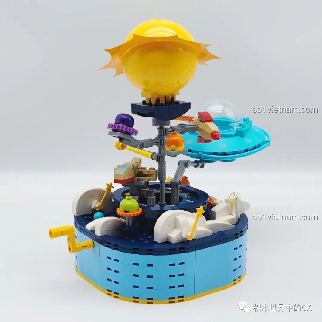 Góc nhìn tổng thể thứ ba của Keeppley K20421 Doraemon, cho thấy toàn bộ cấu trúc và các chi tiết chuyển động của mô hình.