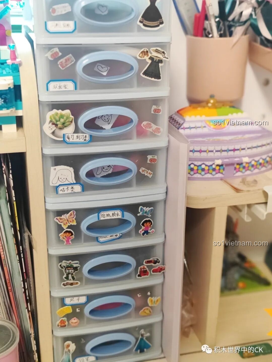 Sticker trang trí hình lọ thuốc và ngôi sao được dán lên phần đế của Keeppley K20421 Doraemon, tạo điểm nhấn sinh động.