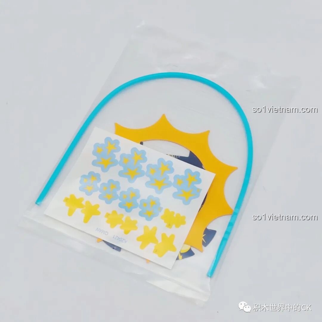 Túi phụ kiện Keeppley K20421 Doraemon chứa sticker trang trí hình ngôi sao và các chi tiết đặc biệt cho mô hình vũ trụ.