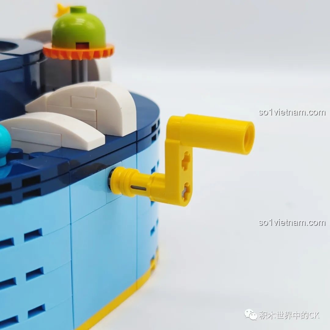 Cận cảnh tay quay cơ chế xoay của Keeppley K20421 Doraemon, cho phép các chi tiết vũ trụ chuyển động một cách mượt mà.