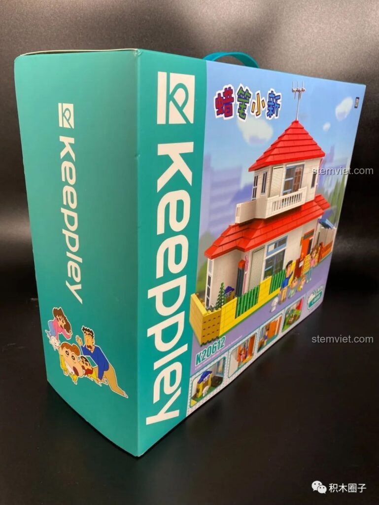 Cận cảnh cạnh hộp bộ đồ chơi xây dựng Biệt thự của gia đình Nohara Keeppley K20612, có hình gia đình Shin-chan.