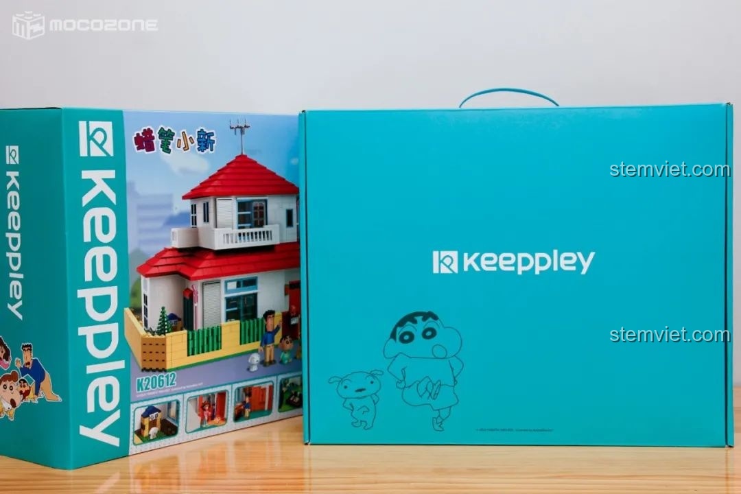 Hộp carton màu xanh bên trong vỏ hộp chính của bộ đồ chơi mô hình 20612, có hình vẽ Shin và Bạch Tuyết.