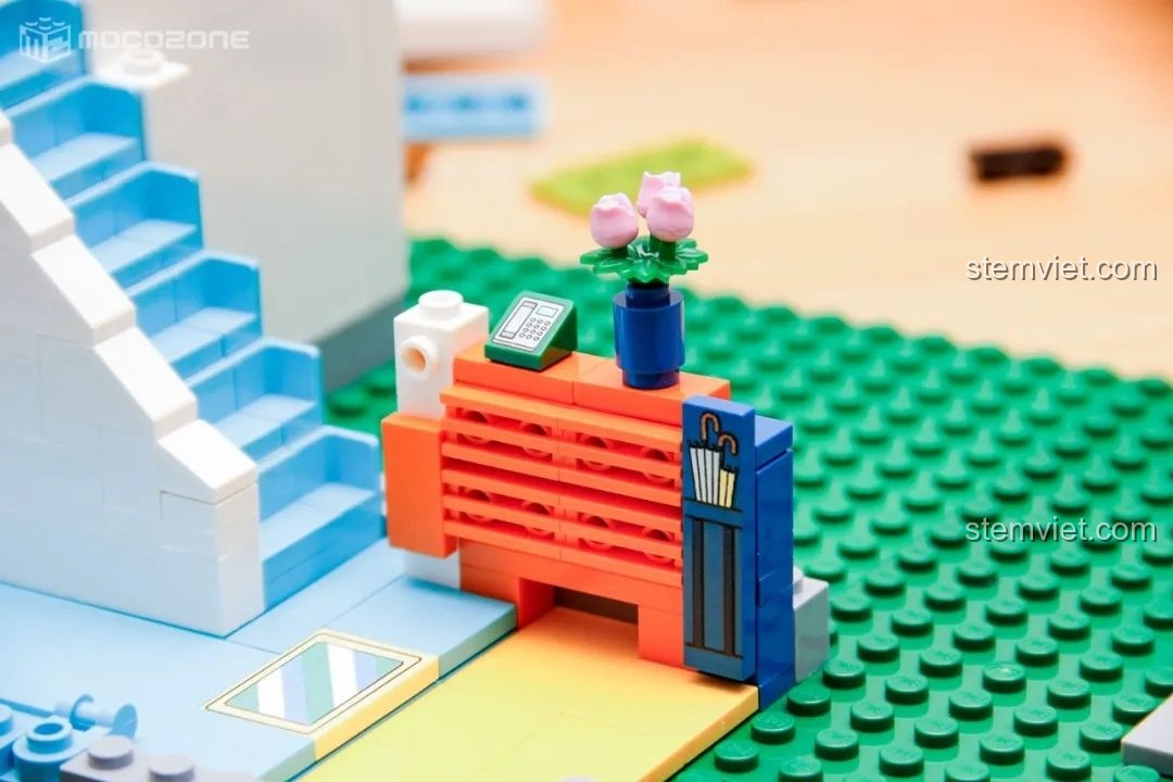 Khu vực lối vào của ngôi nhà Shin-chan với tủ giày, chậu hoa và giá để ô được tái hiện bằng các mảnh ghép in.